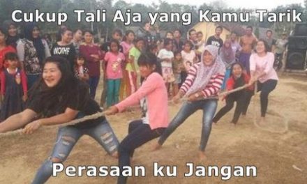 5 Meme Lomba Tarik Tambang Ini Sukses Bikin Senyum Nyengir