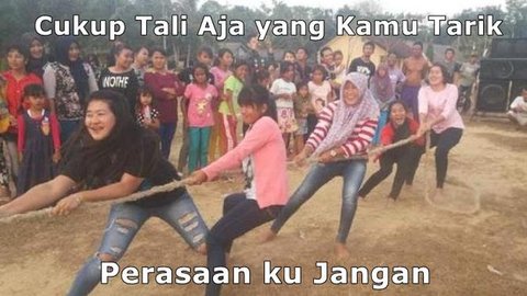 5 Meme Lomba Tarik Tambang Ini Sukses Bikin Senyum Nyengir