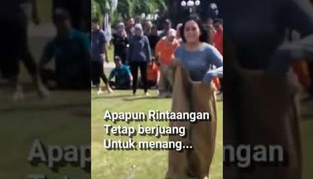 Momen Menegangkan Lomba Balap Karung 17 Agustus