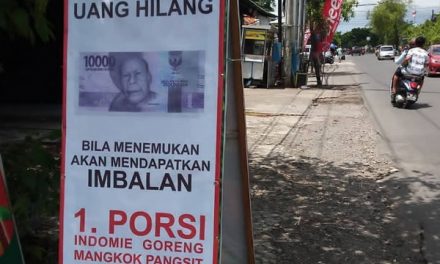 10 Tulisan Kocak di Spanduk Jualan Bikin Nyengir