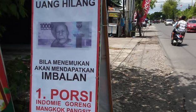 10 Tulisan Kocak di Spanduk Jualan Bikin Nyengir